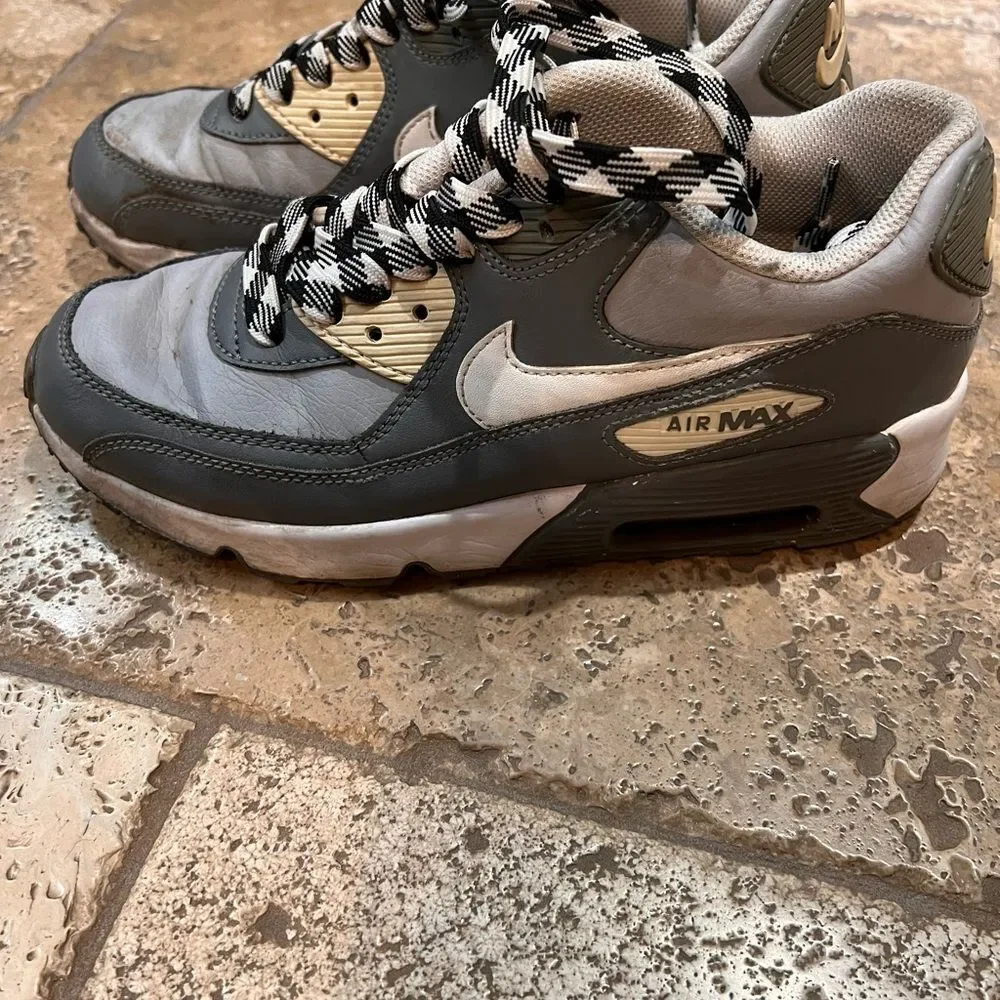 Nike Air Max Kid's Gray and White Sneakers sie 6.5Y